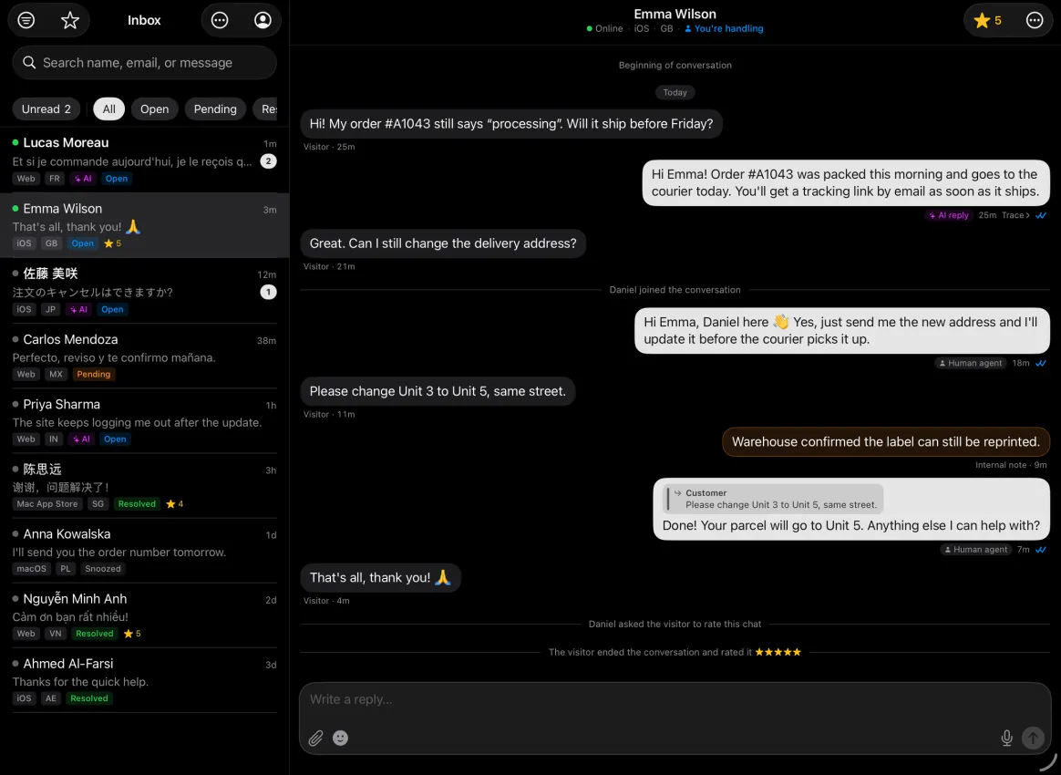 AskAIs sur iPad : la boîte de réception partagée à côté d’une conversation où l’IA a répondu en premier, puis un coéquipier a pris le relais