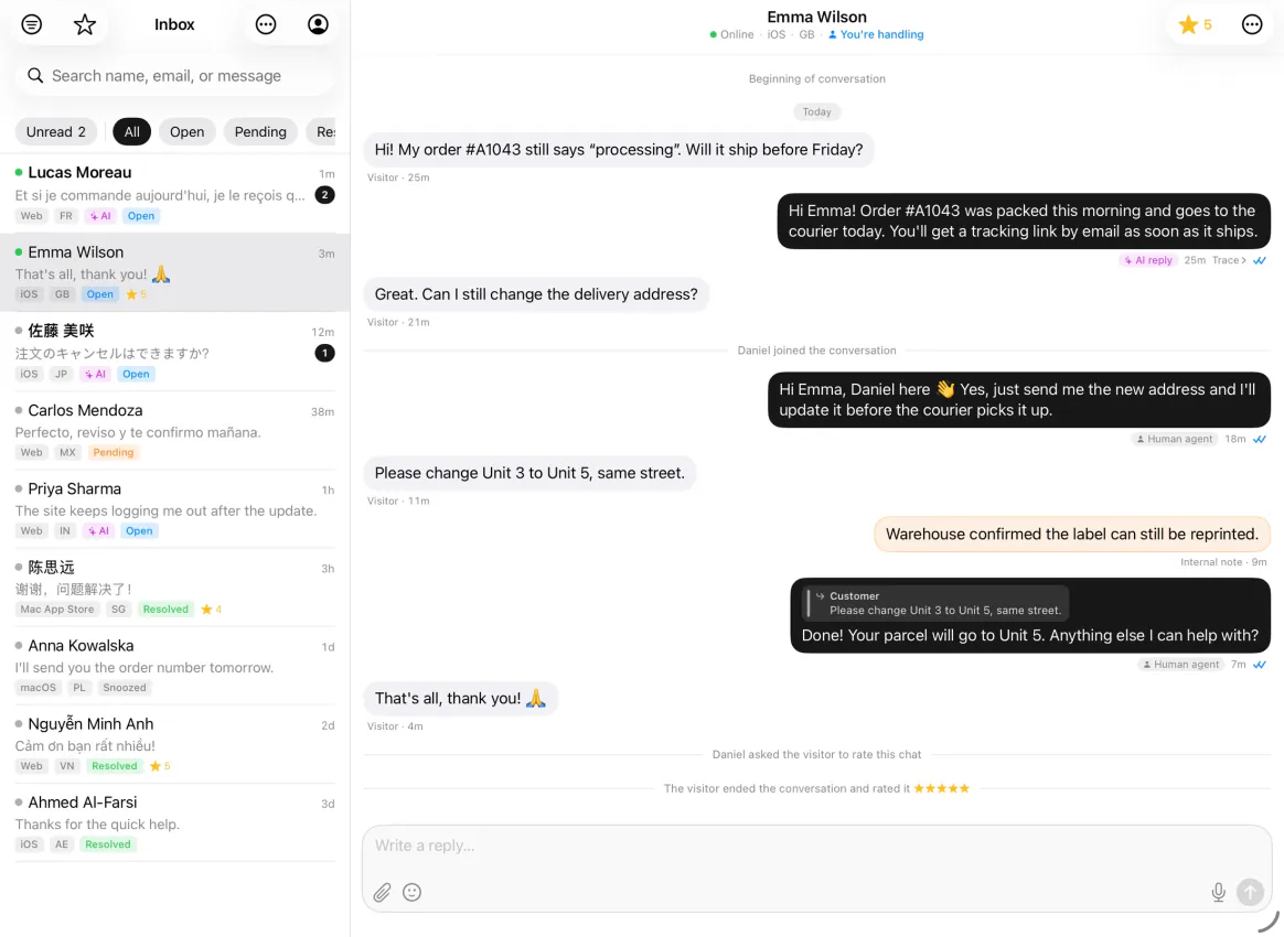 AskAIs sur iPad : la boîte de réception partagée à côté d’une conversation où l’IA a répondu en premier, puis un coéquipier a pris le relais